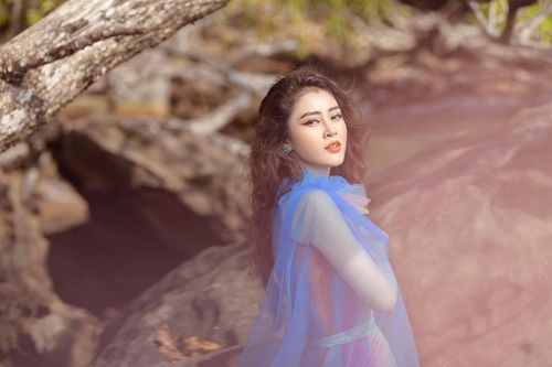 Mặc đầm xanh biển sâu, Lý Kim Thảo khoe vẻ đẹp ngọt ngào trong bộ ảnh thời trang ý nghĩa