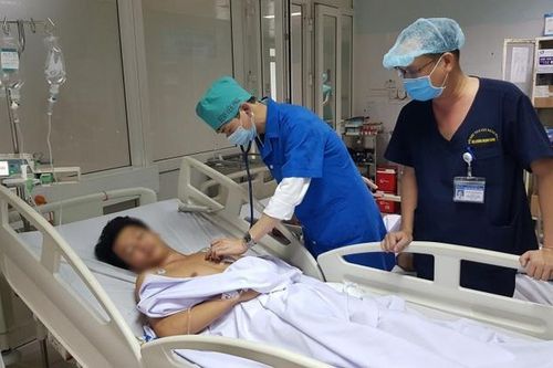 Nam thanh niên đang đốt rác bất ngờ trúng đạn thủng tim