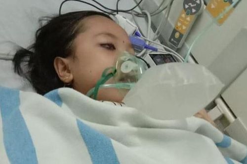 Đang khâm liệm chuẩn bị làm đám tang, bé gái đột nhiên trừng mắt sống dậy khiến bố mẹ sốc nặng