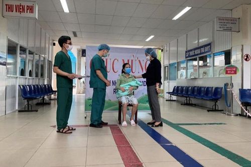Nữ sản phụ ở Đà Nẵng vui mừng ôm con nhỏ trong ngày được công bố khỏi COVID-19