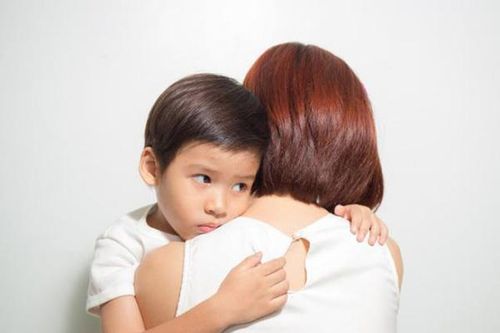 Bị mẹ đánh, con vẫn ngây thơ chìa tay ra đòi mẹ ôm, mẹ sẽ ôm con nhiều hơn