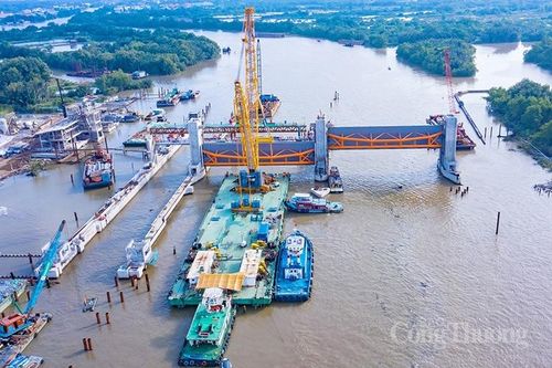 TP. Hồ Chí Minh: Lắp cửa van cống ngăn triều 'khổng lồ' dự án 10.000 tỷ