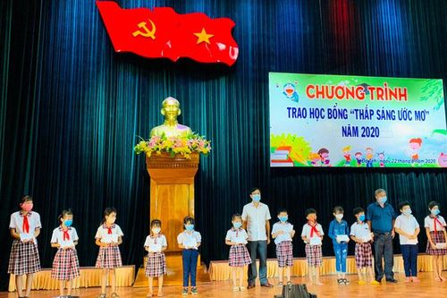 Trao 150 suất học bổng cho học sinh nghèo hiếu học