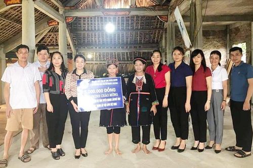 Trao 35 triệu đồng hỗ trợ hội viên phụ nữ xây nhà 'Mái ấm tình thương'
