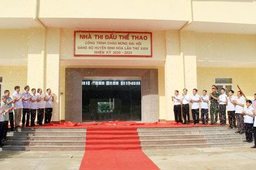 Gắn biển công trình chào mừng Đại hội Đảng bộ huyện Định Hóa