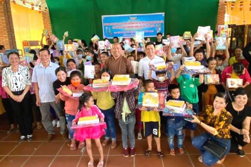 Trao nhà cho trẻ nghèo, quà đến học sinh hiếu học
