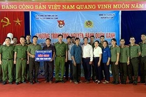 Tặng sân bê tông và thiết bị điện cho người dân