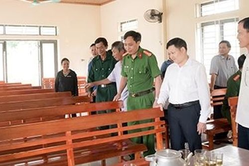 Bàn giao 60 ghế ngồi hội trường cho nhà văn hóa thôn