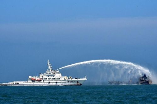 Tàu chở cát đâm tàu chở xăng ở cửa sông Dương Tử lúc lũ lớn tràn về