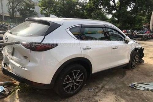 Kẻ nghi ngáo đá bỏ lại chiếc taxi 7 chỗ, trộm xe Mazda CX5