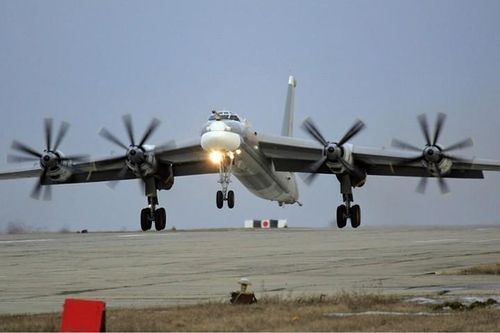 Màn hạ cánh ngoạn mục của 'Gấu bay' Tupolev Tu-95