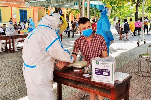 Lấy mẫu xét nghiệm COVID-19 cho toàn bộ người nước ngoài tại Đà Nẵng