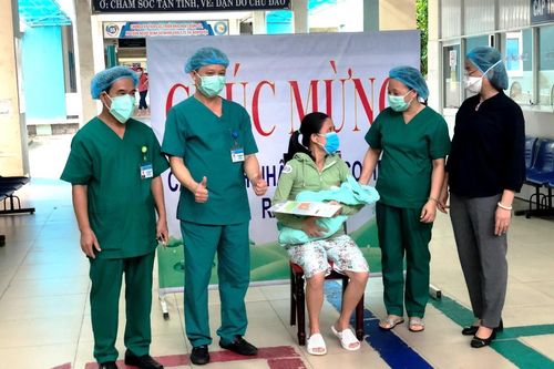 Sản phụ mắc COVID-19 và 15 bệnh nhân được xuất viện