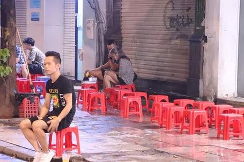 Hà Nội: Phố đi bộ vắng vẻ, đìu hiu ngay đêm đầu tiên sau khi tạm dừng hoạt động vì COVID-19