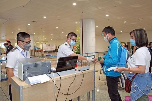 Cách phòng chống COVID-19 an toàn tại sân bay, cửa khẩu