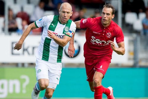 Robben xử lý kỹ thuật loại bỏ cầu thủ đối phương
