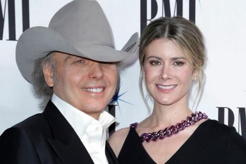 Nam ca sĩ Dwight Yoakam đón con đầu lòng ở tuổi 64