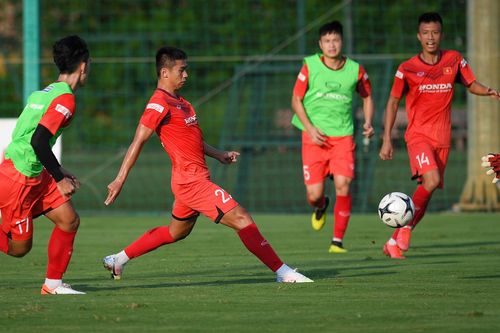 U22 Việt Nam tập luyện dưới nắng nóng 34 độ C