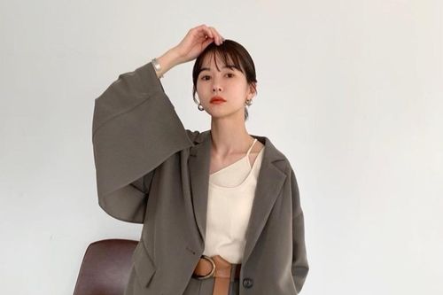 Bà mẹ cao 1,58 m nổi tiếng với cách mặc đồ tôn dáng