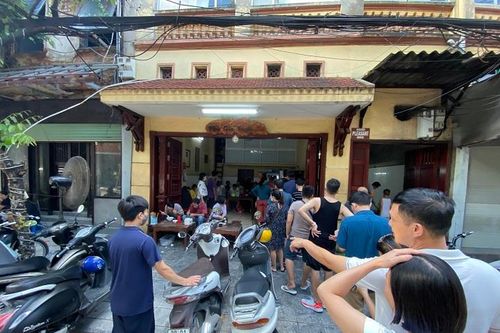 Người dân xếp hàng như thời bao cấp chờ ăn phở trên phố cổ Hà Nội