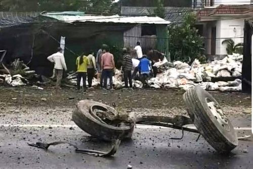 Xe tải mất lái lao lên vỉa hè đâm chết người rồi lật nghiêng