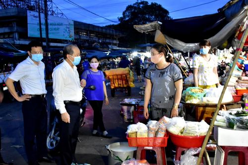 Chủ tịch UBND tỉnh Thừa Thiên – Huế đi chợ dặn tiểu thương tích cực phòng chống Covid-19