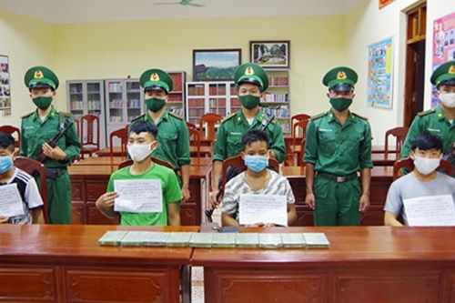 Bắt 4 đối tượng người nước ngoài vận chuyển 10 bánh heroin xuyên biên giới
