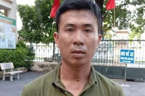 Tài xế taxi tông trung úy cảnh sát lên nắp capo
