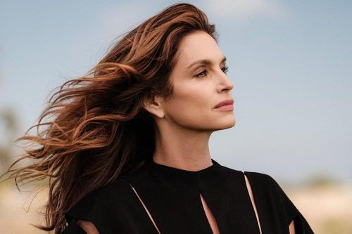 Ngắm siêu mẫu huyền thoại Cindy Crawford xuân sắc ở tuổi U60