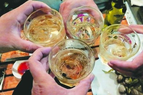 Quảng Nam: Tạm đình chỉ ba cán bộ nhậu giữa mùa dịch