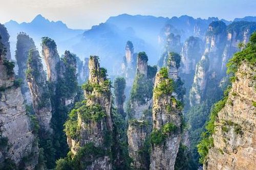 Ngắm nhìn 3.000 cột đá thạch anh khổng lồ tại Vũ Lăng Nguyên