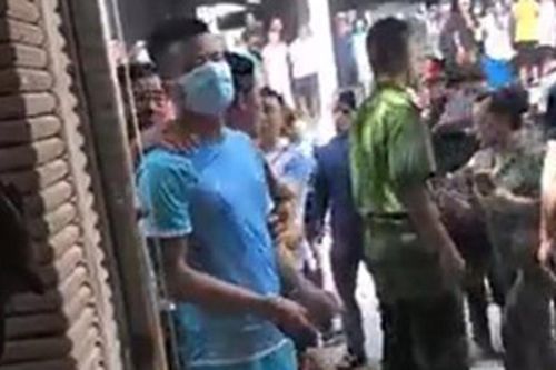 Nghi phạm liên quan tới vụ trộm 350 cây vàng tại Hà Nội được áp giải tới hiện trường