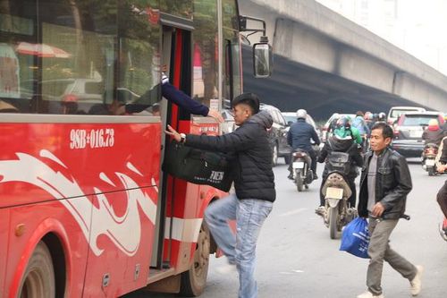 Hà Nội lắp camera phạt nguội xe dù bắt khách quanh bến Mỹ Đình