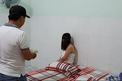 Bắt quả tang 3 nam và 6 cô gái đang 'mua bán dâm' trong nhà nghỉ