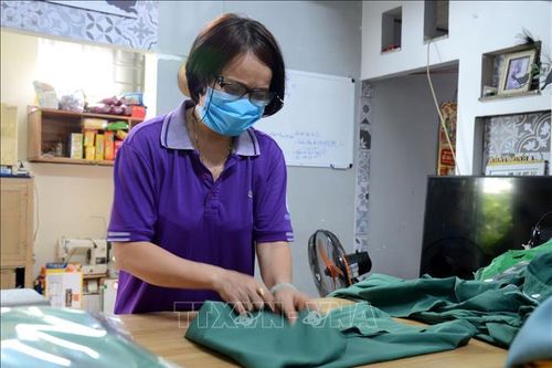 'Hậu phương' vững chắc trong phòng, chống COVID-19 - Bài 2: Những tấm áo blouse gửi tặng 'tiền tuyến'