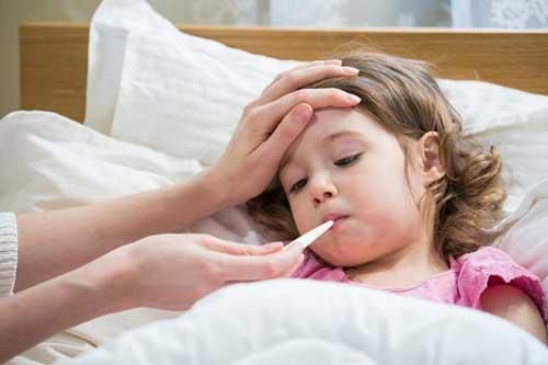 4 điều cần làm khi con bị sốt giúp trẻ hạ nhiệt nhanh, cứu con trong gang tấc