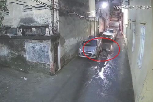 Clip: Khó quay đầu xe, người đàn ông bất ngờ đấm gãy gương taxi khiến cư dân mạng bức xúc