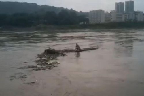 Nhảy sông tự tử vì tình rồi hối hận, cô gái bám khúc gỗ trôi dạt 81km về nhà