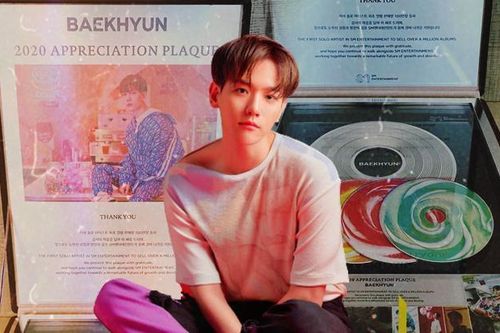 Baekhyun trở thành nghệ sĩ solo đầu tiên nhà SM bán được triệu bản album, lập tức khoe quà siêu dễ thương từ Lee Soo Man