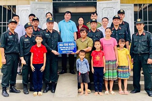Bàn giao nhà tình nghĩa cho gia đình dân tộc Mông có hoàn cảnh khó khăn