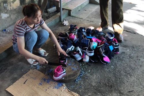 Hưng Yên: Đình chỉ kinh doanh 2 tháng cửa hàng bán giày, dép giả mạo nhãn hiệu Nike