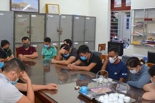 Đưa nhau ra biển đánh bạc giữa mùa dịch