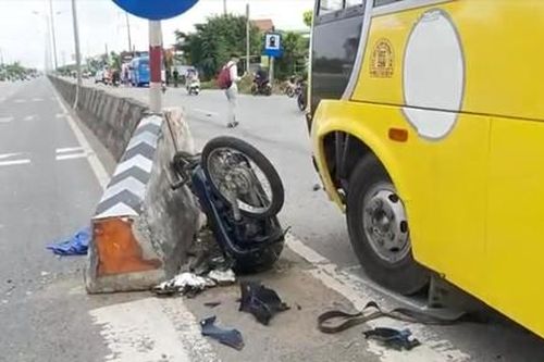 Xe khách tông xe máy nát bét, người đàn ông bị thương nặng