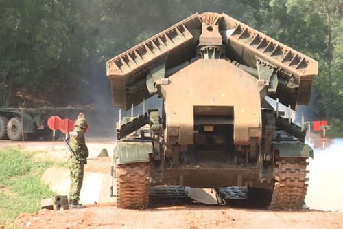 Lính công binh tập lái xe bọc thép vượt địa hình hiểm trở để dự Army Games 2020