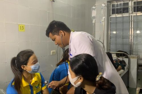 Hàng chục công nhân nhập viện cấp cứu sau khi ăn bánh mì: Công an vào cuộc