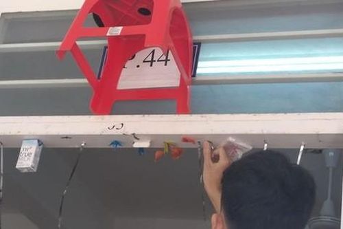 Khi cô giáo bảo trang trí lớp bằng những vật dụng có sẵn, học sinh làm y lời và cái kết khiến ai nấy cười bò