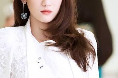 Thấy tấm thiệp mời trên bàn, tôi liếc qua thì sốc vì tên vợ cũ chình ình ở phần nhà gái, lời giải thích của cô ấy càng khiến tôi xấu hổ