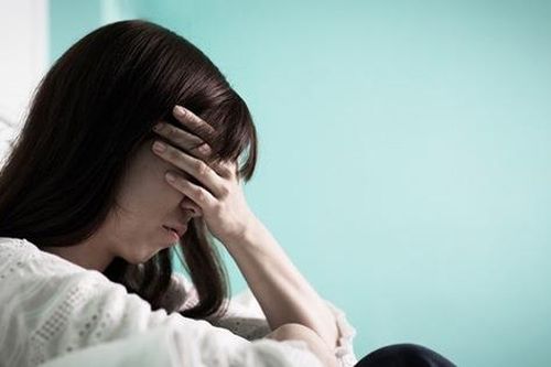 Chồng đang trực mà bỏ việc về nhà lúc nửa đêm rồi quỳ sụp xuống xin lỗi vợ, khi biết hết sự tình, tôi khóc không ra nước mắt