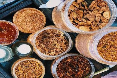 Cứu đói buổi xế chiều: Bạn chọn bánh sữa pate chiên trứng hay bánh tráng tỏi phi?