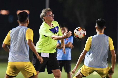 Vì sao 'Phù thủy trắng' lùa U19 Việt Nam ra sân tập tới nửa đêm?